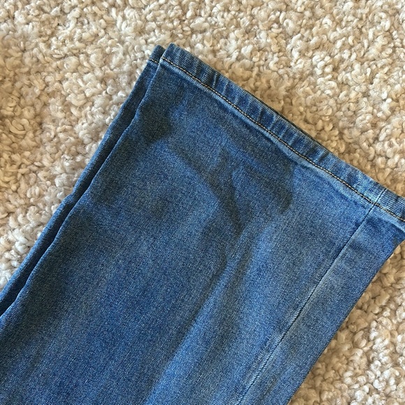 Dear John, super stretchy with a slight flare bootcut. Not a high rise waist - Picture 7 of 8